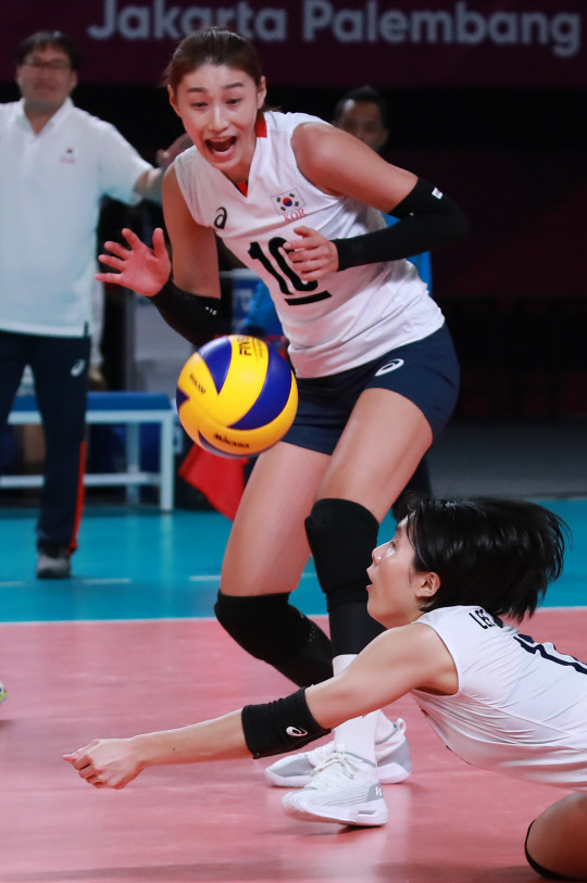 1일 오후(현지시간) 인도네시아 자카르타 겔로라 붕 카르노(GBK) 배구장에서 열린 2018 자카르타-팔렘방 아시안게임(AG) 여자 배구 동메달 결정전 한국과 일본의 경기. 한국 이재영의 리시브를 김연경이 바라보고 있다.